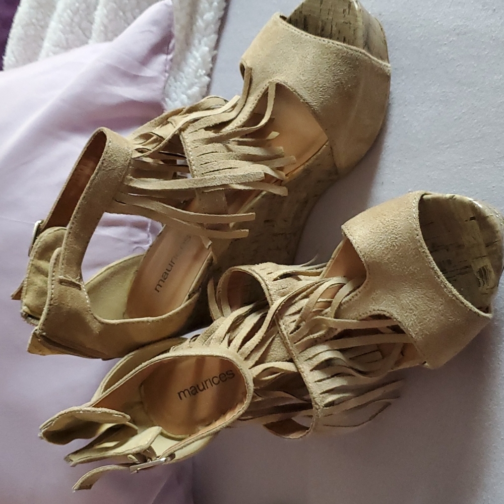 ☀️ Wedged fringe sandals
